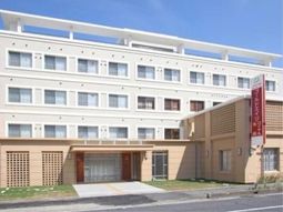 明るい日差しの建物の外観