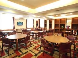 明るい食堂の様子