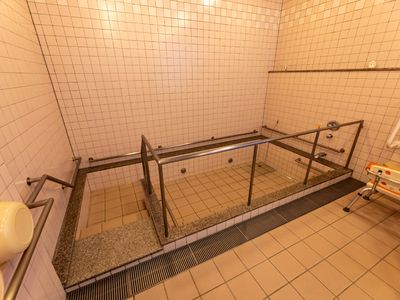 手すり付きの広い浴室