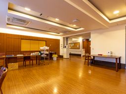 広々としたフロアの多目的室