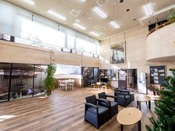 開放感ある明るいラウンジ