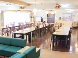 明るい食堂の内観