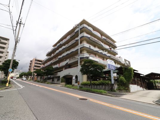多階層の大きな建物