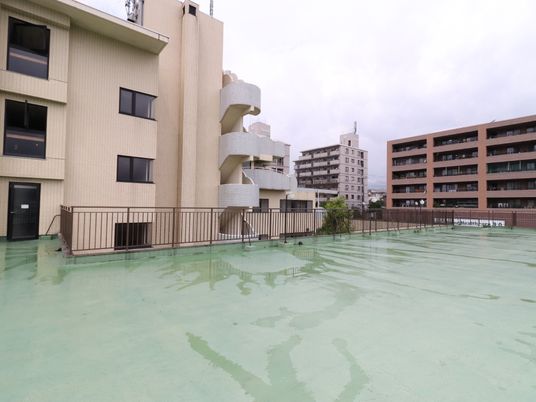 広々としたベランダがある建物