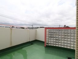 都市の眺望を持つテラス