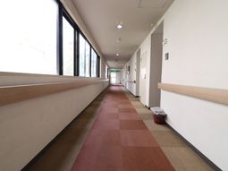 明るい廊下の様子