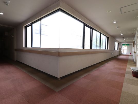 広々とした明るい廊下
