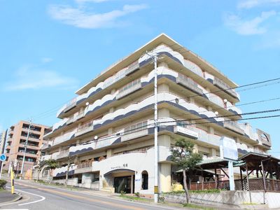 多階建ての明るい建物