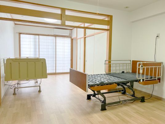 明るい居室の一角