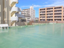 明るい日差しの中庭