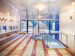 明るい温泉施設