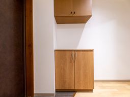 シンプルな木目調キャビネット