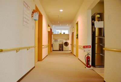 清潔感ある施設の廊下