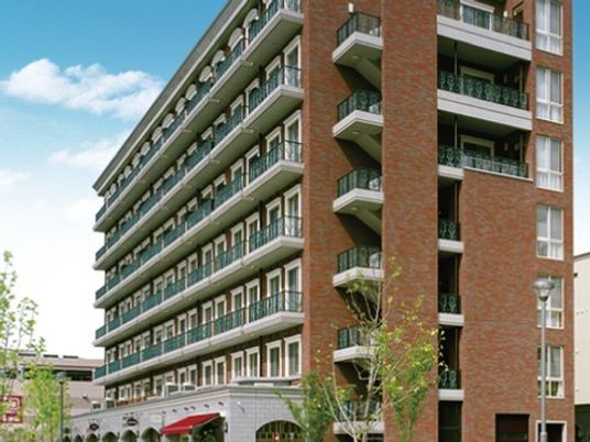 多階層レンガ造りの建物外観