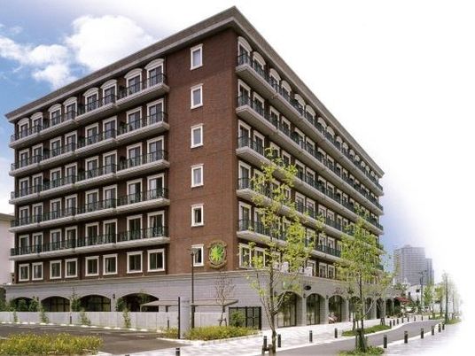 青空の下の洗練された外観