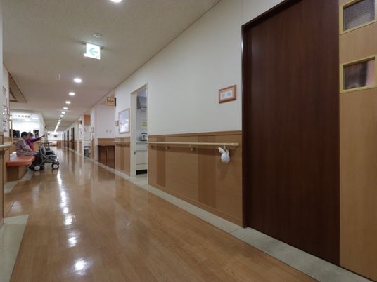 清潔な廊下と人 