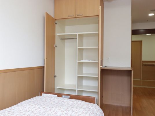 居室のベッドとクローゼット 