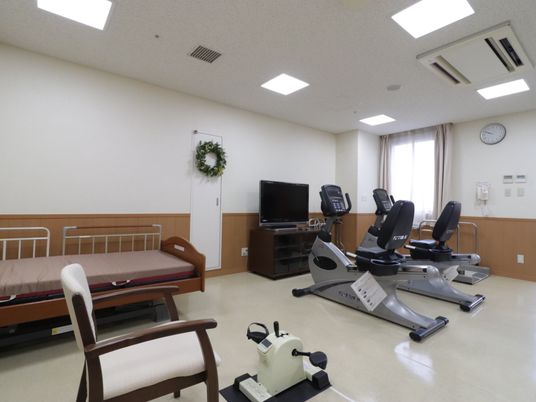  機能訓練室のベッドと器具  