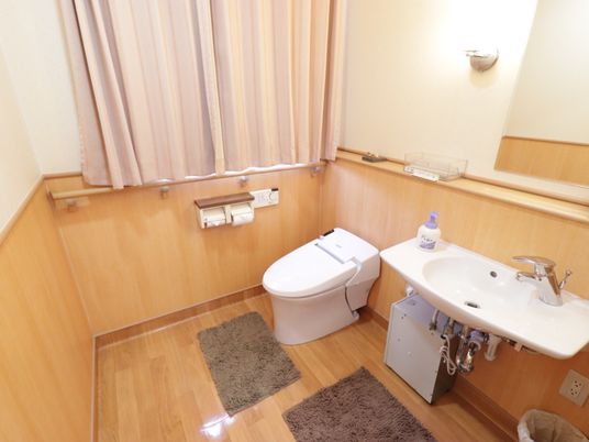  清潔感のあるトイレ空間 