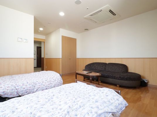  居室のベッドとソファ  