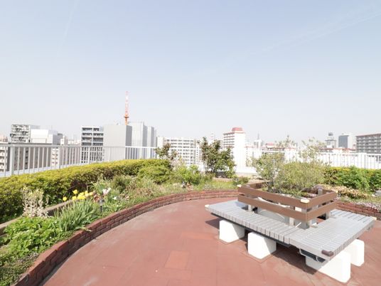 屋上緑化された休憩スペース 