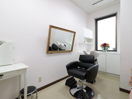 美容室の椅子と鏡 