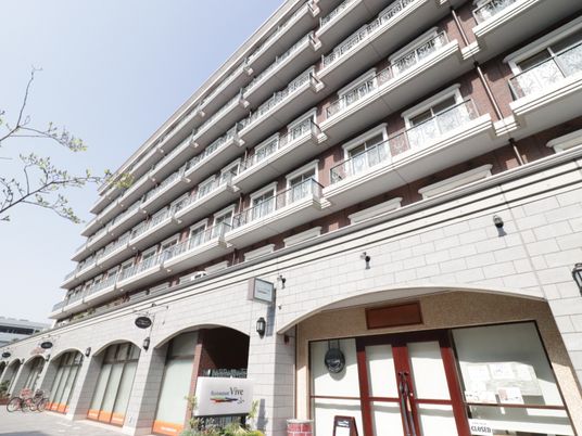  明るい建物の外観 