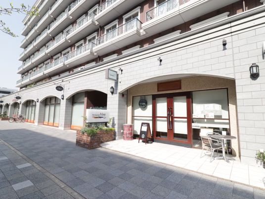  エントランス前の外観  