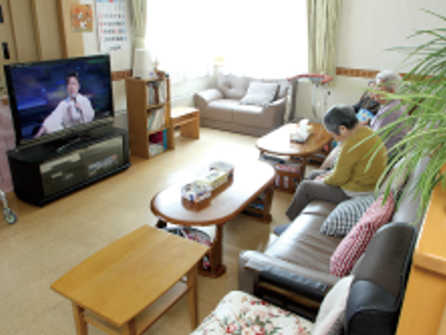 明るいリビング リビング 明るい光が差し込むリビングで、テレビを見ながらくつろげます。親しみやすい雰囲気が魅力です。
