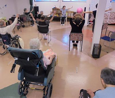 運動をする人々の室内