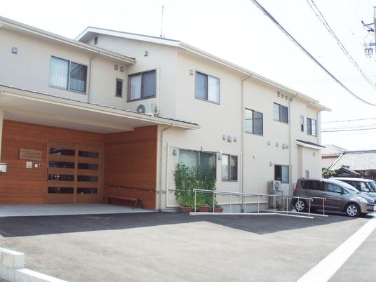 明るい建物の外観  