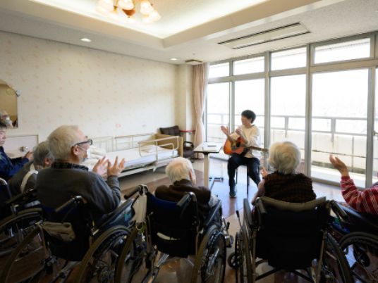音楽演奏の様子の居室
