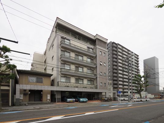 都市型建物の外観