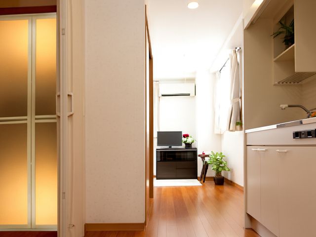 光が差し込む居室 居室 自然光が差し込む居室は、明るく心地よい空間です。木の床が暖かみを感じさせます。