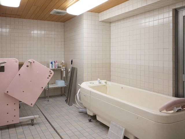 広々とした浴室 浴室 明るい照明が特徴の広々とした空間で、快適に利用できる浴槽があります。