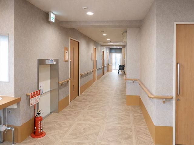 長い廊下 廊下 広々とした廊下には手すりが設置されており、安全に通行できます。