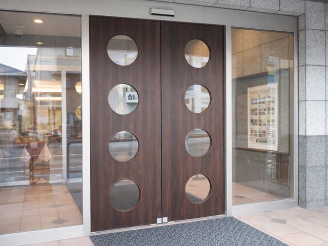 円窓があるエントランス エントランス 円形の窓が特徴的な入口です。明るい雰囲気が訪れる方を温かく迎えます。