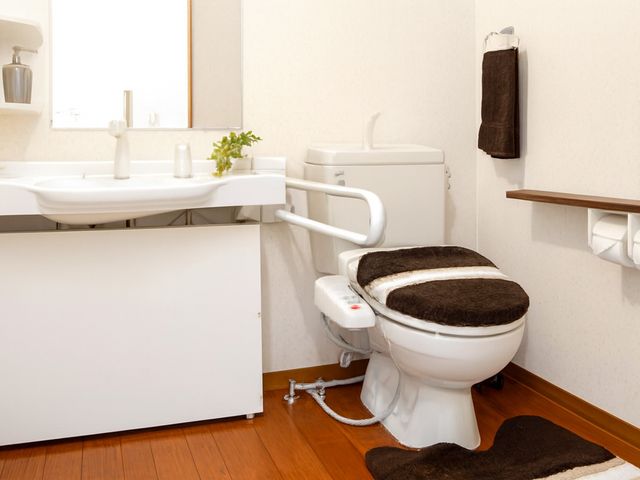 機能的なトイレ トイレ 手すり付きで、安全にご利用いただけるトイレです。快適な空間が広がっています。