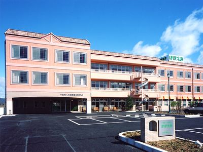 駐車場と建物の外観
