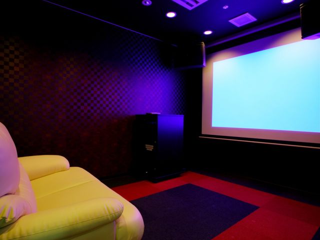快適なホームシアタールーム シアタールーム 広々としたシアタールームは高品質な映画鑑賞が楽しめ、居心地の良い癒しの時間を提供しています。