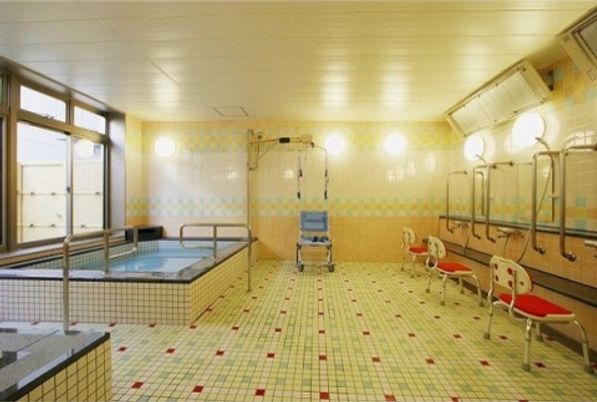 ラ・ナシカ あらこがわの浴室。大きな浴槽で手足を伸ばしてゆっくりとご入浴をお楽しみいただけます。