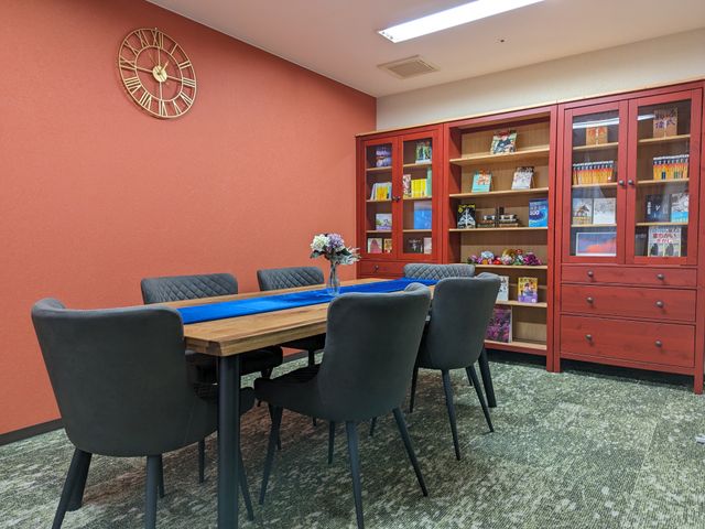 明るい廊下 図書会議室 広々として明るい通路が見受けられます。採光に優れた設計が、働く環境の快適さを感じさせます。