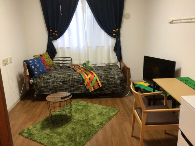 居心地の良い居室 居室 明るく温かみのある部屋で、快適なチェアやティーセットが用意されており、落ち着いた時間を過ごせる空間です。