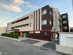 明るいエントランスの外観
