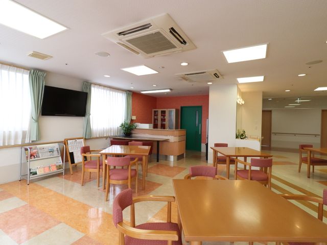 広々とした明るい食堂 食堂・リビング 床のオレンジ色が温かみを感じさせる食堂です。窓から自然光が差し込み、清潔感のあふれる空間で食事が楽しめます。