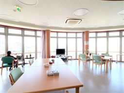 明るいラウンジエリア