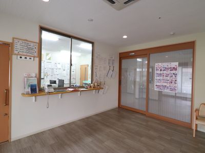 明るい受付と掲示板
