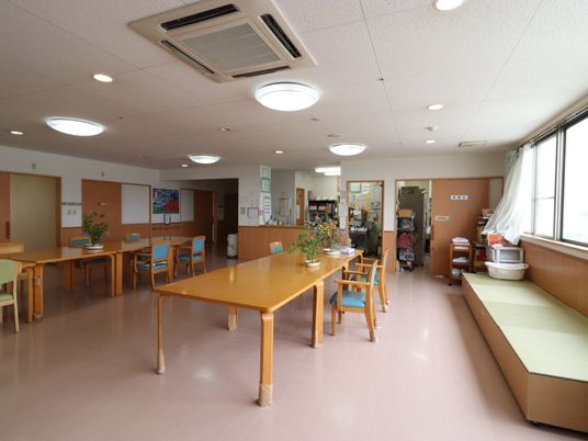 明るい広々とした食堂空間