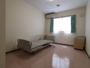 居室とベッドと冷蔵庫