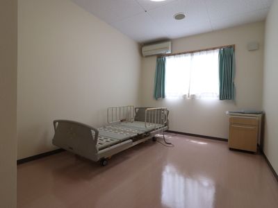 居室とベッドと冷蔵庫